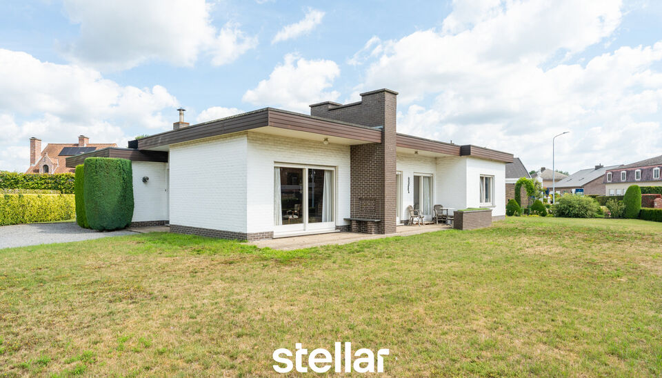 Rustig gelegen bungalow op een perceel van ca. 1.075 m&sup2; nabij het centrum van Eke  

Op zoek naar een bungalow met veel potentieel op een uitstekende locatie? Dan is deze woning beslist een bezoek waard!  

Gelegen in een rustige straat, op korte afstand