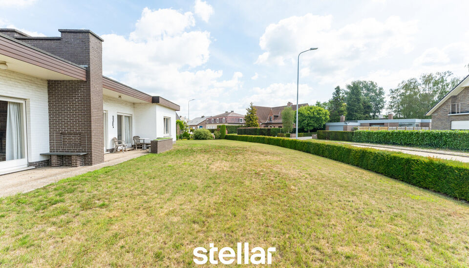 Rustig gelegen bungalow op een perceel van ca. 1.075 m&sup2; nabij het centrum van Eke  

Op zoek naar een bungalow met veel potentieel op een uitstekende locatie? Dan is deze woning beslist een bezoek waard!  

Gelegen in een rustige straat, op korte afstand