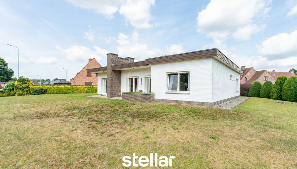Rustig gelegen bungalow op een perceel van ca. 1.075 m&sup2; nabij het centrum van Eke  

Op zoek naar een bungalow met veel potentieel op een uitstekende locatie? Dan is deze woning beslist een bezoek waard!  

Gelegen in een rustige straat, op korte afstand