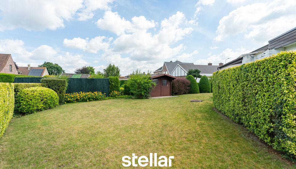 Rustig gelegen bungalow op een perceel van ca. 1.075 m&sup2; nabij het centrum van Eke  

Op zoek naar een bungalow met veel potentieel op een uitstekende locatie? Dan is deze woning beslist een bezoek waard!  

Gelegen in een rustige straat, op korte afstand