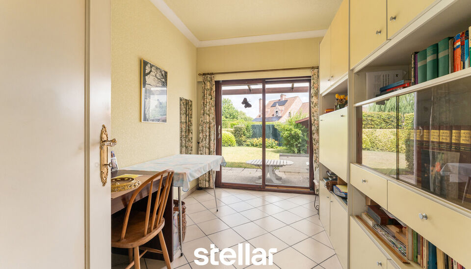 Rustig gelegen bungalow op een perceel van ca. 1.075 m&sup2; nabij het centrum van Eke  

Op zoek naar een bungalow met veel potentieel op een uitstekende locatie? Dan is deze woning beslist een bezoek waard!  

Gelegen in een rustige straat, op korte afstand