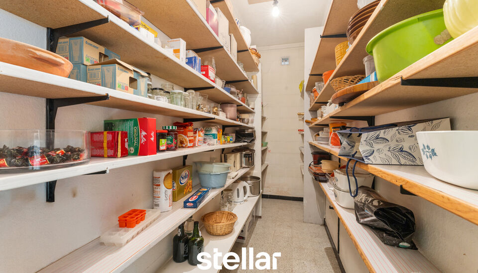 Rustig gelegen bungalow op een perceel van ca. 1.075 m&sup2; nabij het centrum van Eke  

Op zoek naar een bungalow met veel potentieel op een uitstekende locatie? Dan is deze woning beslist een bezoek waard!  

Gelegen in een rustige straat, op korte afstand