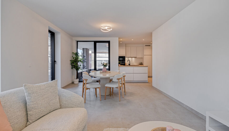 Modern nieuwbouwappartement met 2 terrassen nabij het centrum van Kruishoutem 

Dit lichtrijke nieuwbouwappartement is ideaal gelegen op de hoek van de Hedekendriesstraat en de Brugstraat, op wandelafstand van het centrum van Kruishoutem. 

Het appartemen