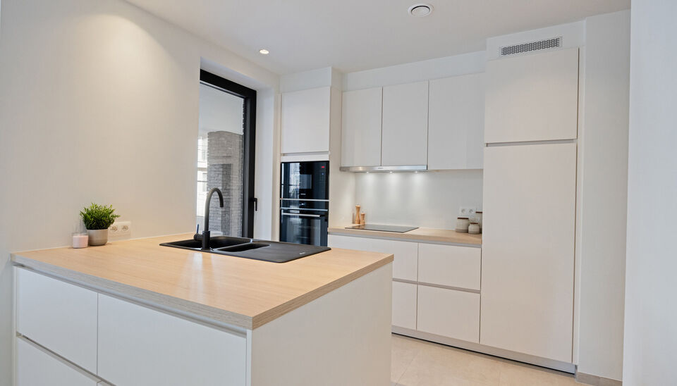 Modern nieuwbouwappartement met 2 terrassen nabij het centrum van Kruishoutem 

Dit lichtrijke nieuwbouwappartement is ideaal gelegen op de hoek van de Hedekendriesstraat en de Brugstraat, op wandelafstand van het centrum van Kruishoutem. 

Het appartemen