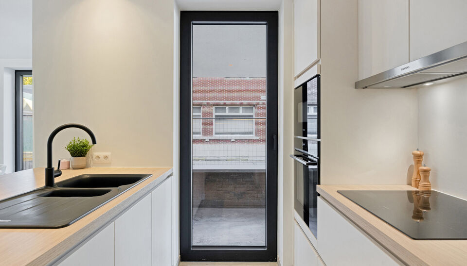 Modern nieuwbouwappartement met 2 terrassen nabij het centrum van Kruishoutem 

Dit lichtrijke nieuwbouwappartement is ideaal gelegen op de hoek van de Hedekendriesstraat en de Brugstraat, op wandelafstand van het centrum van Kruishoutem. 

Het appartemen