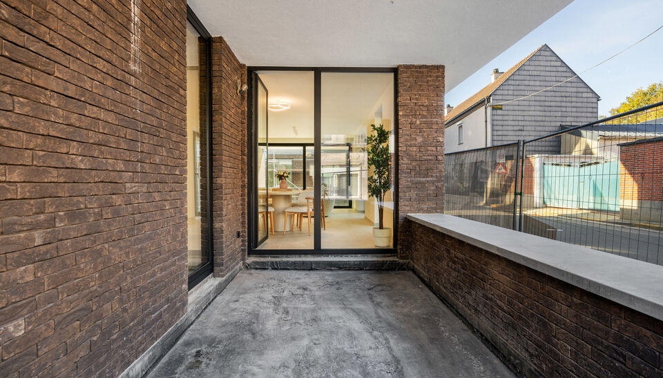 Modern nieuwbouwappartement met 2 terrassen nabij het centrum van Kruishoutem 

Dit lichtrijke nieuwbouwappartement is ideaal gelegen op de hoek van de Hedekendriesstraat en de Brugstraat, op wandelafstand van het centrum van Kruishoutem. 

Het appartemen