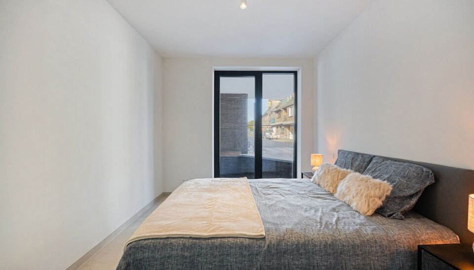 Modern nieuwbouwappartement met 2 terrassen nabij het centrum van Kruishoutem 

Dit lichtrijke nieuwbouwappartement is ideaal gelegen op de hoek van de Hedekendriesstraat en de Brugstraat, op wandelafstand van het centrum van Kruishoutem. 

Het appartemen