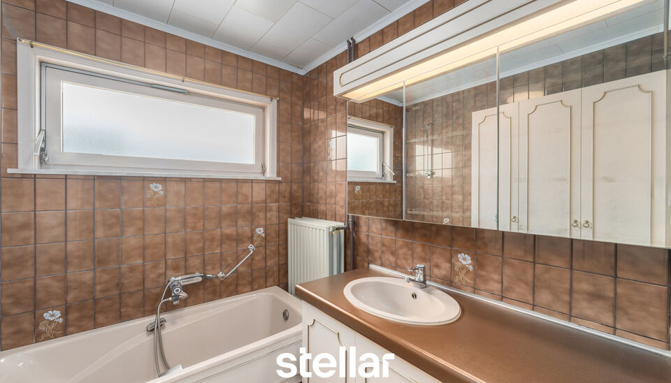 Ruime rijwoning met tuin in Wondelgem

Deze ruime rijwoning, gelegen in de Sint-Markoenstraat 9 te Wondelgem, biedt heel wat potentieel en is ideaal voor wie op zoek is naar een aangename gezinswoning met voldoende ruimte en uitbreidingsmogelijkheden.

Bi