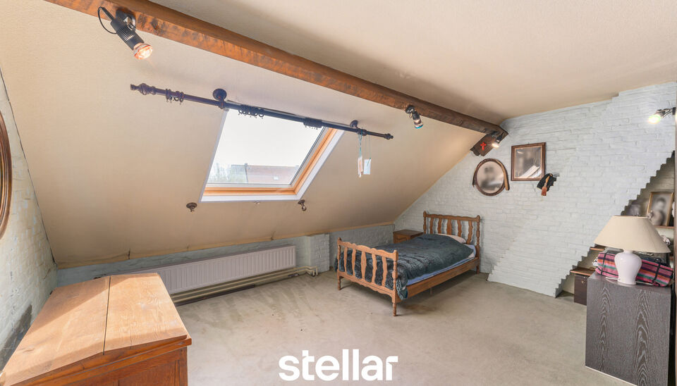 Ruime rijwoning met tuin in Wondelgem

Deze ruime rijwoning, gelegen in de Sint-Markoenstraat 9 te Wondelgem, biedt heel wat potentieel en is ideaal voor wie op zoek is naar een aangename gezinswoning met voldoende ruimte en uitbreidingsmogelijkheden.

Bi