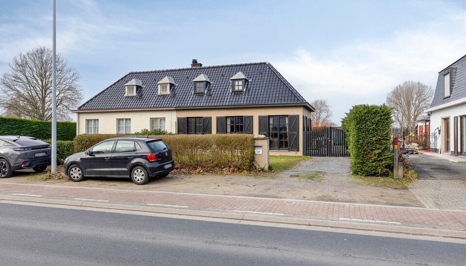 Op een vlot bereikbare ligging langs de Steenweg in Nazareth-De Pinte vindt u deze te renoveren woning met tal van mogelijkheden. Een ideale opportuniteit voor wie op zoek is naar een renovatieproject dat volledig naar eigen smaak kan worden ingericht. 

