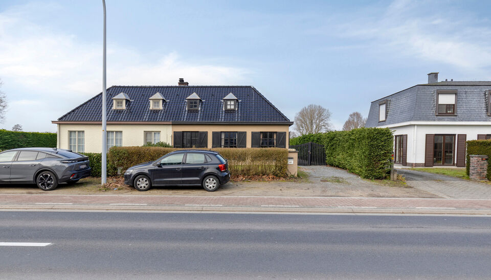 Op een vlot bereikbare ligging langs de Steenweg in Nazareth-De Pinte vindt u deze te renoveren woning met tal van mogelijkheden. Een ideale opportuniteit voor wie op zoek is naar een renovatieproject dat volledig naar eigen smaak kan worden ingericht. 

