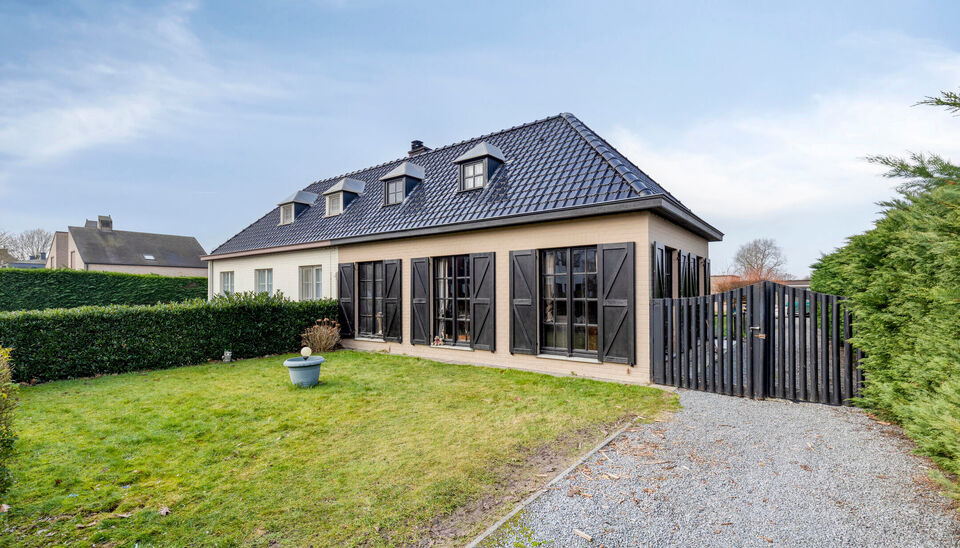 Op een vlot bereikbare ligging langs de Steenweg in Nazareth-De Pinte vindt u deze te renoveren woning met tal van mogelijkheden. Een ideale opportuniteit voor wie op zoek is naar een renovatieproject dat volledig naar eigen smaak kan worden ingericht. 

