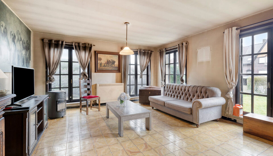 Op een vlot bereikbare ligging langs de Steenweg in Nazareth-De Pinte vindt u deze te renoveren woning met tal van mogelijkheden. Een ideale opportuniteit voor wie op zoek is naar een renovatieproject dat volledig naar eigen smaak kan worden ingericht. 

