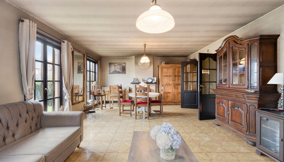 Op een vlot bereikbare ligging langs de Steenweg in Nazareth-De Pinte vindt u deze te renoveren woning met tal van mogelijkheden. Een ideale opportuniteit voor wie op zoek is naar een renovatieproject dat volledig naar eigen smaak kan worden ingericht. 

