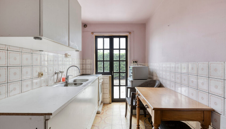 Op een vlot bereikbare ligging langs de Steenweg in Nazareth-De Pinte vindt u deze te renoveren woning met tal van mogelijkheden. Een ideale opportuniteit voor wie op zoek is naar een renovatieproject dat volledig naar eigen smaak kan worden ingericht. 

