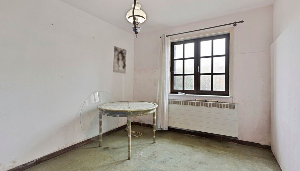 Op een vlot bereikbare ligging langs de Steenweg in Nazareth-De Pinte vindt u deze te renoveren woning met tal van mogelijkheden. Een ideale opportuniteit voor wie op zoek is naar een renovatieproject dat volledig naar eigen smaak kan worden ingericht. 

