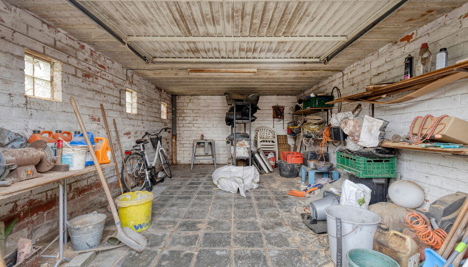 Op een vlot bereikbare ligging langs de Steenweg in Nazareth-De Pinte vindt u deze te renoveren woning met tal van mogelijkheden. Een ideale opportuniteit voor wie op zoek is naar een renovatieproject dat volledig naar eigen smaak kan worden ingericht. 

