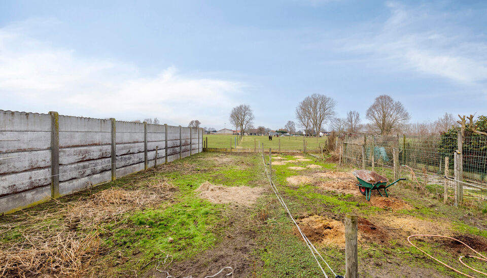 Op een vlot bereikbare ligging langs de Steenweg in Nazareth-De Pinte vindt u deze te renoveren woning met tal van mogelijkheden. Een ideale opportuniteit voor wie op zoek is naar een renovatieproject dat volledig naar eigen smaak kan worden ingericht. 

