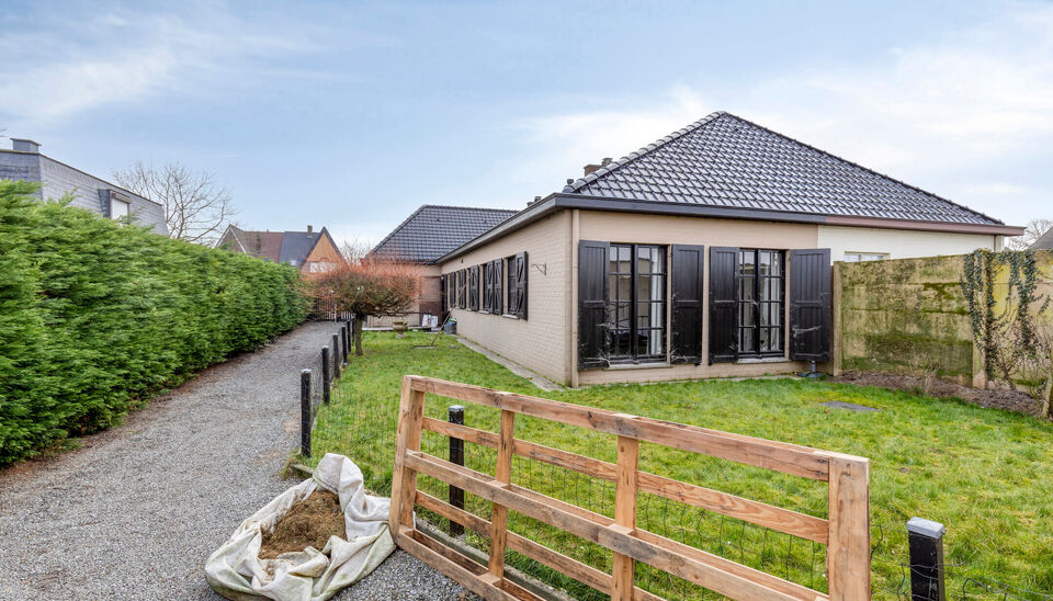 Op een vlot bereikbare ligging langs de Steenweg in Nazareth-De Pinte vindt u deze te renoveren woning met tal van mogelijkheden. Een ideale opportuniteit voor wie op zoek is naar een renovatieproject dat volledig naar eigen smaak kan worden ingericht. 

