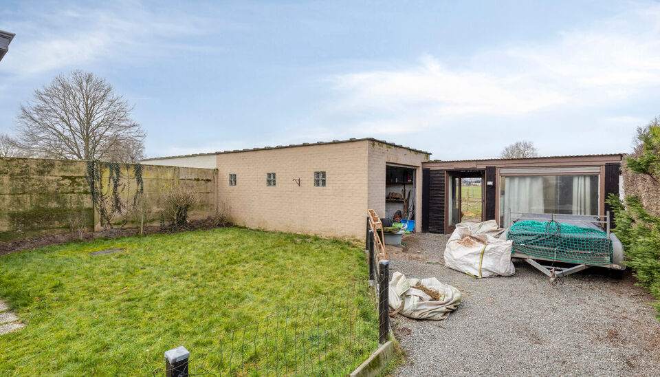 Op een vlot bereikbare ligging langs de Steenweg in Nazareth-De Pinte vindt u deze te renoveren woning met tal van mogelijkheden. Een ideale opportuniteit voor wie op zoek is naar een renovatieproject dat volledig naar eigen smaak kan worden ingericht. 

