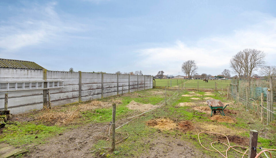 Op een vlot bereikbare ligging langs de Steenweg in Nazareth-De Pinte vindt u deze te renoveren woning met tal van mogelijkheden. Een ideale opportuniteit voor wie op zoek is naar een renovatieproject dat volledig naar eigen smaak kan worden ingericht. 

