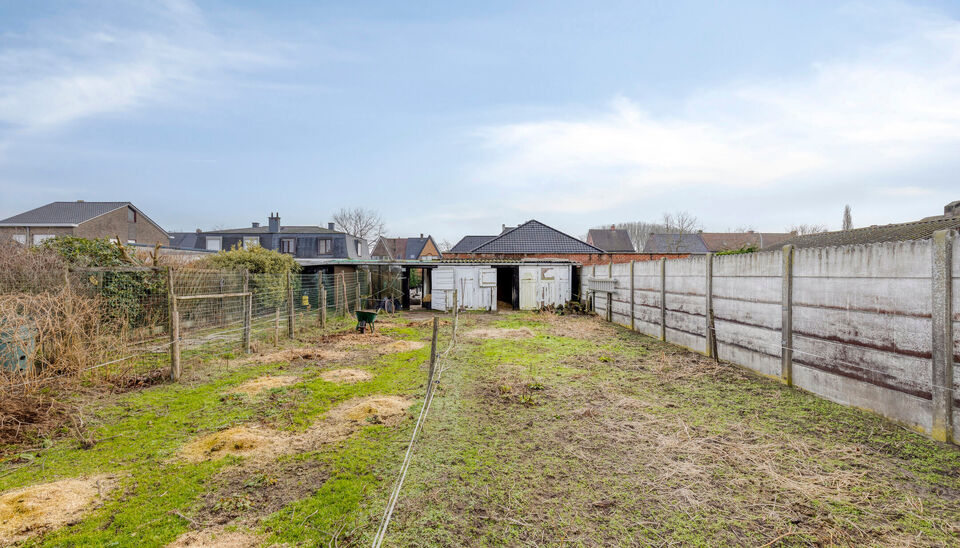 Op een vlot bereikbare ligging langs de Steenweg in Nazareth-De Pinte vindt u deze te renoveren woning met tal van mogelijkheden. Een ideale opportuniteit voor wie op zoek is naar een renovatieproject dat volledig naar eigen smaak kan worden ingericht. 

