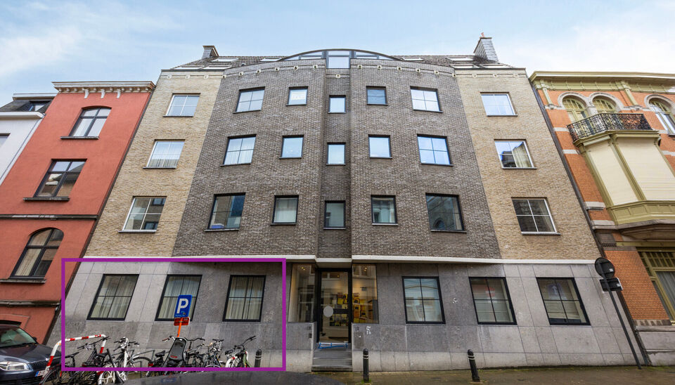 Instapklaar kantoor te koop op een toplocatie in Gent! 
Deze gelijkvloerse kantoorruimte van 97 m&sup2; met een bijkomend terras van 11 m&sup2; bevindt zich in de rustige maar centrale Posteernestraat, op wandelafstand van Gent-centrum, openbaar vervoer en divers
