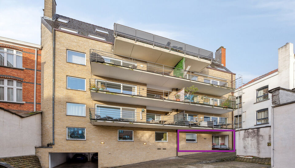 Instapklaar kantoor te koop op een toplocatie in Gent! 
Deze gelijkvloerse kantoorruimte van 97 m&sup2; met een bijkomend terras van 11 m&sup2; bevindt zich in de rustige maar centrale Posteernestraat, op wandelafstand van Gent-centrum, openbaar vervoer en divers