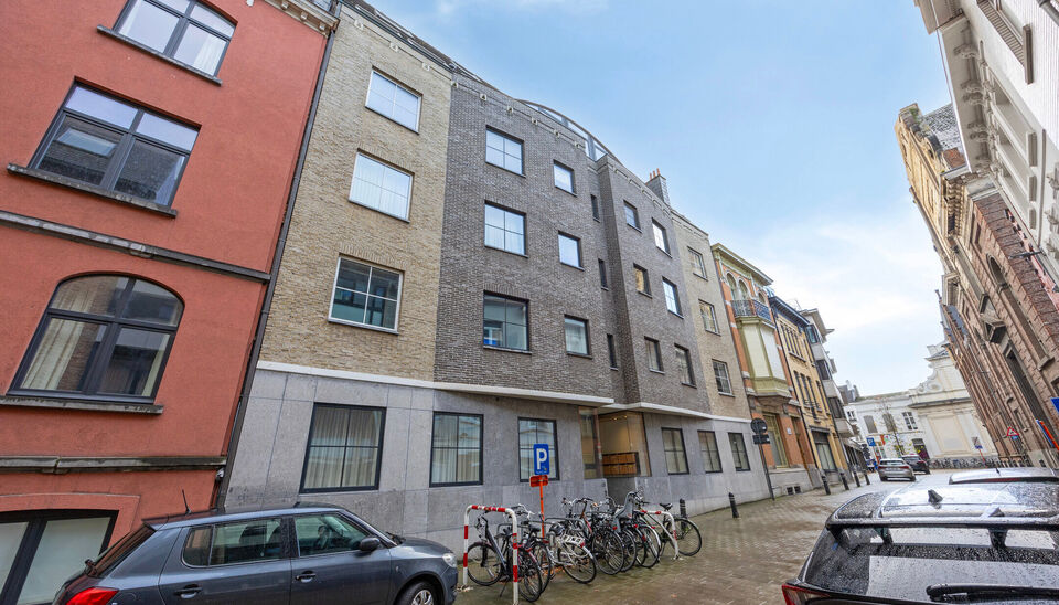 Instapklaar kantoor te koop op een toplocatie in Gent! 
Deze gelijkvloerse kantoorruimte van 97 m&sup2; met een bijkomend terras van 11 m&sup2; bevindt zich in de rustige maar centrale Posteernestraat, op wandelafstand van Gent-centrum, openbaar vervoer en divers