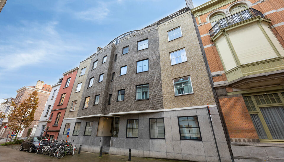 Instapklaar kantoor te koop op een toplocatie in Gent! 
Deze gelijkvloerse kantoorruimte van 97 m&sup2; met een bijkomend terras van 11 m&sup2; bevindt zich in de rustige maar centrale Posteernestraat, op wandelafstand van Gent-centrum, openbaar vervoer en divers