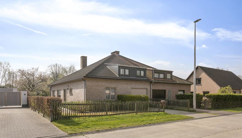 Deze gerieflijke koppelwoning ligt in een residentiële wijk die paalt aan de Golf in Drongen. Op een boogscheut van Gent, met het station, winkels en scholen in de buurt is dit de ideale uitvalsbasis.

De gezellige woning heeft op het gelijkvloers een in