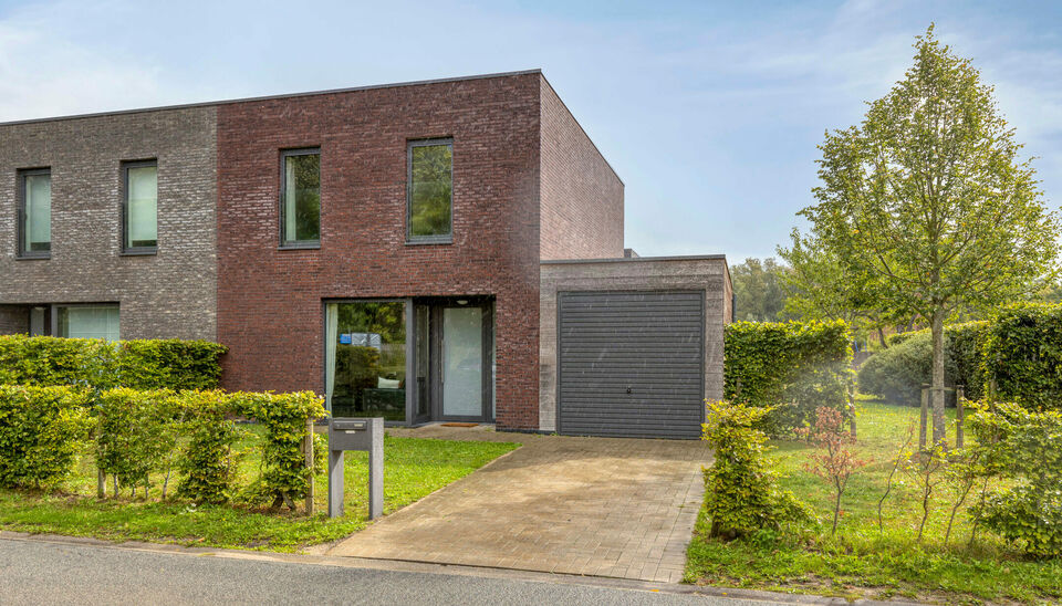 Gezellige, instapklare gezinswoning nabij het centrum van Nazareth met 3 slaapkamers, ingerichte keuken en badkamer. De woning beschikt over een zonnige tuin, ruime berging en een afzonderlijke garage. Momenteel verhuurd, dus ook een ideale investeringsop