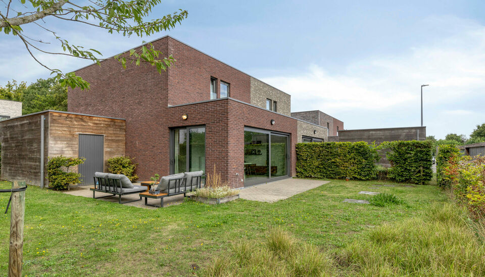 Gezellige, instapklare gezinswoning nabij het centrum van Nazareth met 3 slaapkamers, ingerichte keuken en badkamer. De woning beschikt over een zonnige tuin, ruime berging en een afzonderlijke garage. Momenteel verhuurd, dus ook een ideale investeringsop