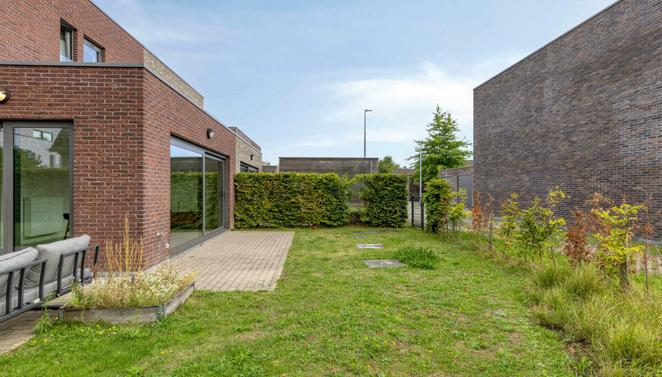 Gezellige, instapklare gezinswoning nabij het centrum van Nazareth met 3 slaapkamers, ingerichte keuken en badkamer. De woning beschikt over een zonnige tuin, ruime berging en een afzonderlijke garage. Momenteel verhuurd, dus ook een ideale investeringsop