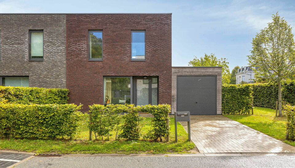 Gezellige, instapklare gezinswoning nabij het centrum van Nazareth met 3 slaapkamers, ingerichte keuken en badkamer. De woning beschikt over een zonnige tuin, ruime berging en een afzonderlijke garage. Momenteel verhuurd, dus ook een ideale investeringsop
