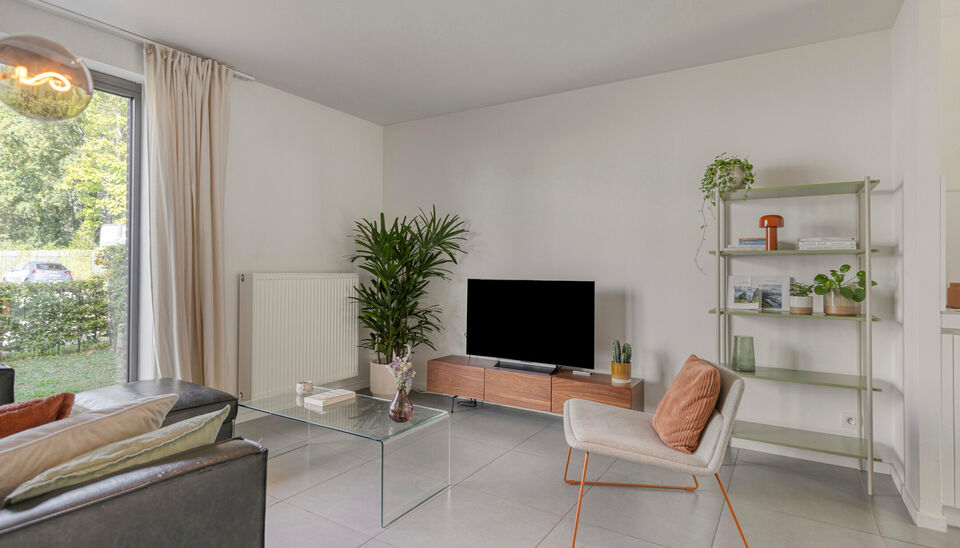 Gezellige, instapklare gezinswoning nabij het centrum van Nazareth met 3 slaapkamers, ingerichte keuken en badkamer. De woning beschikt over een zonnige tuin, ruime berging en een afzonderlijke garage. Momenteel verhuurd, dus ook een ideale investeringsop