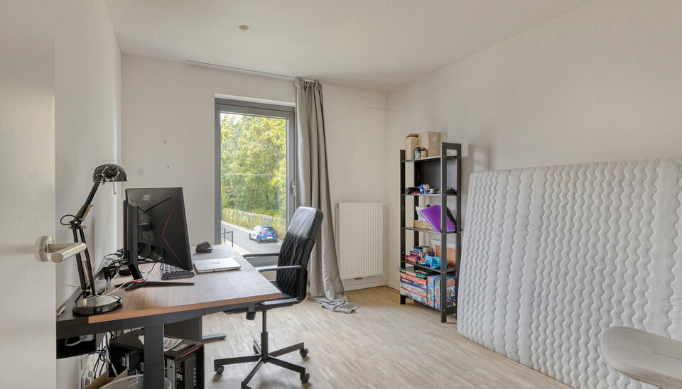 Gezellige, instapklare gezinswoning nabij het centrum van Nazareth met 3 slaapkamers, ingerichte keuken en badkamer. De woning beschikt over een zonnige tuin, ruime berging en een afzonderlijke garage. Momenteel verhuurd, dus ook een ideale investeringsop
