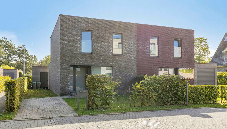 Charmante woning met 3 slaapkamers, ingerichte keuken en badkamer, gelegen op wandelafstand van het centrum van Nazareth. Naast een lichtrijke leefruimte en ruime berging beschikt de woning over een handige buitenruimte en een afzonderlijke garage. Ook hi