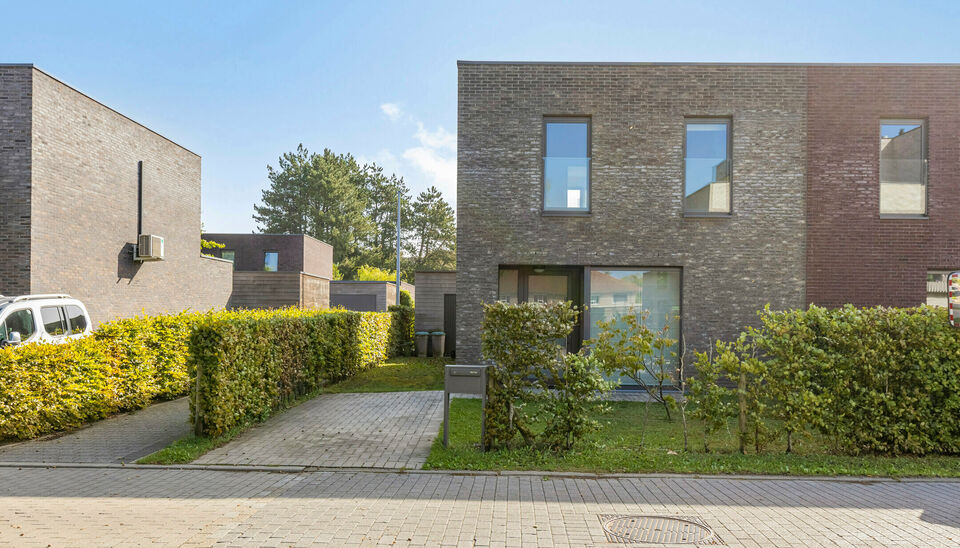 Charmante woning met 3 slaapkamers, ingerichte keuken en badkamer, gelegen op wandelafstand van het centrum van Nazareth. Naast een lichtrijke leefruimte en ruime berging beschikt de woning over een handige buitenruimte en een afzonderlijke garage. Ook hi