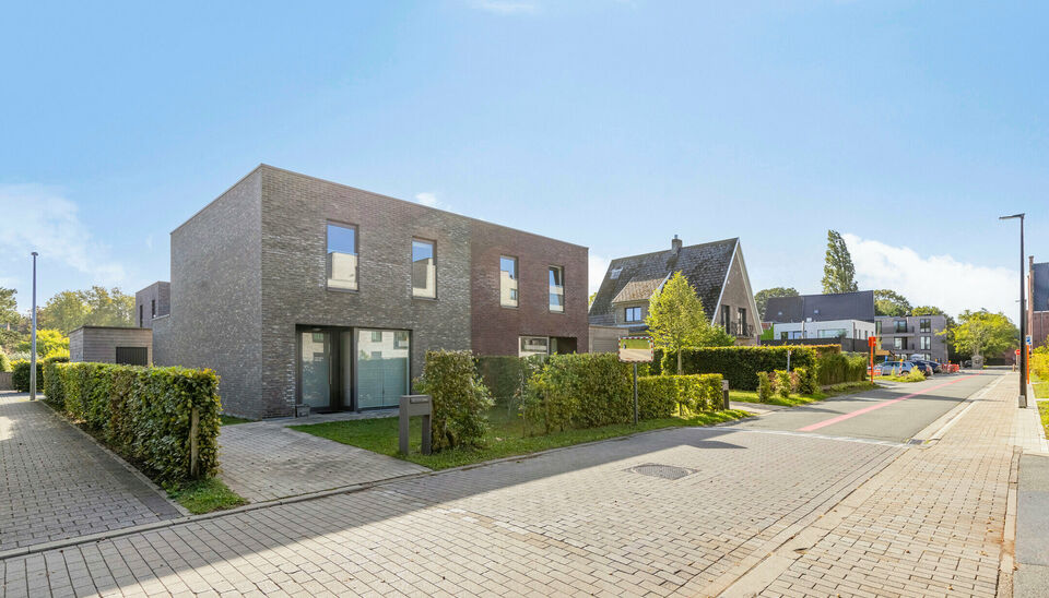 Charmante woning met 3 slaapkamers, ingerichte keuken en badkamer, gelegen op wandelafstand van het centrum van Nazareth. Naast een lichtrijke leefruimte en ruime berging beschikt de woning over een handige buitenruimte en een afzonderlijke garage. Ook hi