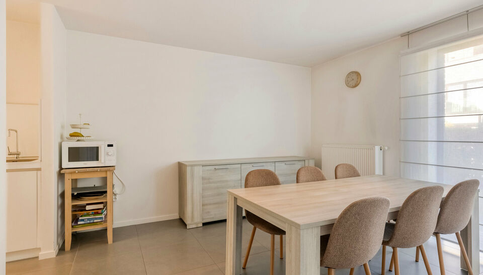 Charmante woning met 3 slaapkamers, ingerichte keuken en badkamer, gelegen op wandelafstand van het centrum van Nazareth. Naast een lichtrijke leefruimte en ruime berging beschikt de woning over een handige buitenruimte en een afzonderlijke garage. Ook hi