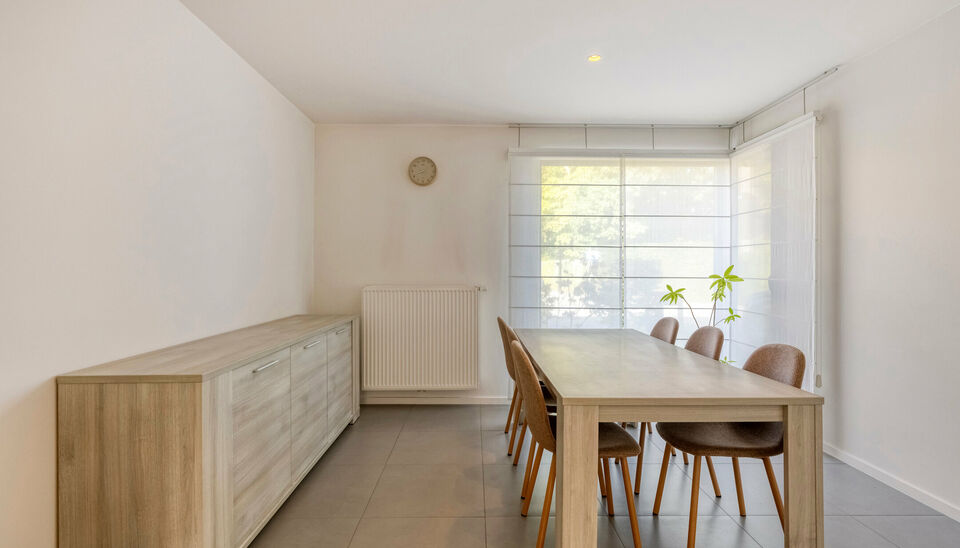 Charmante woning met 3 slaapkamers, ingerichte keuken en badkamer, gelegen op wandelafstand van het centrum van Nazareth. Naast een lichtrijke leefruimte en ruime berging beschikt de woning over een handige buitenruimte en een afzonderlijke garage. Ook hi