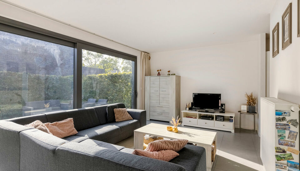 Charmante woning met 3 slaapkamers, ingerichte keuken en badkamer, gelegen op wandelafstand van het centrum van Nazareth. Naast een lichtrijke leefruimte en ruime berging beschikt de woning over een handige buitenruimte en een afzonderlijke garage. Ook hi