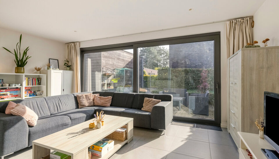 Charmante woning met 3 slaapkamers, ingerichte keuken en badkamer, gelegen op wandelafstand van het centrum van Nazareth. Naast een lichtrijke leefruimte en ruime berging beschikt de woning over een handige buitenruimte en een afzonderlijke garage. Ook hi