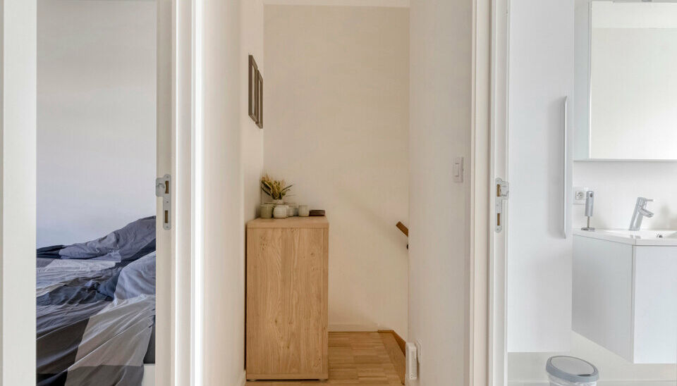 Charmante woning met 3 slaapkamers, ingerichte keuken en badkamer, gelegen op wandelafstand van het centrum van Nazareth. Naast een lichtrijke leefruimte en ruime berging beschikt de woning over een handige buitenruimte en een afzonderlijke garage. Ook hi