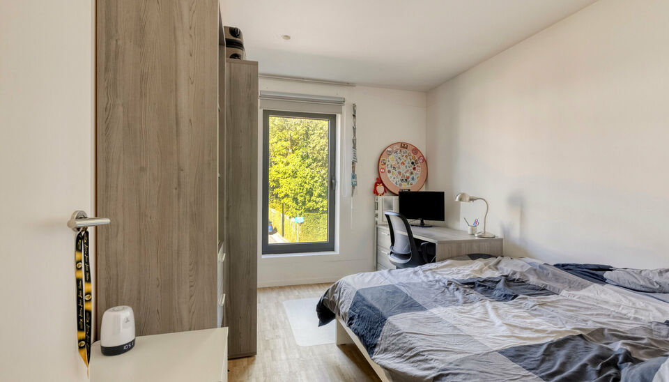 Charmante woning met 3 slaapkamers, ingerichte keuken en badkamer, gelegen op wandelafstand van het centrum van Nazareth. Naast een lichtrijke leefruimte en ruime berging beschikt de woning over een handige buitenruimte en een afzonderlijke garage. Ook hi