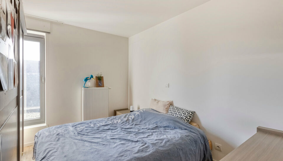 Charmante woning met 3 slaapkamers, ingerichte keuken en badkamer, gelegen op wandelafstand van het centrum van Nazareth. Naast een lichtrijke leefruimte en ruime berging beschikt de woning over een handige buitenruimte en een afzonderlijke garage. Ook hi