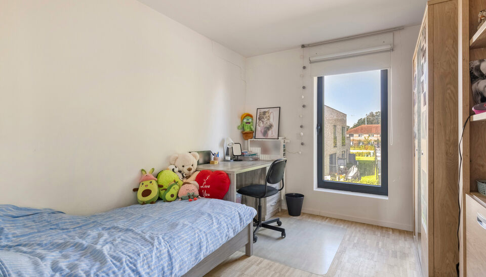 Charmante woning met 3 slaapkamers, ingerichte keuken en badkamer, gelegen op wandelafstand van het centrum van Nazareth. Naast een lichtrijke leefruimte en ruime berging beschikt de woning over een handige buitenruimte en een afzonderlijke garage. Ook hi