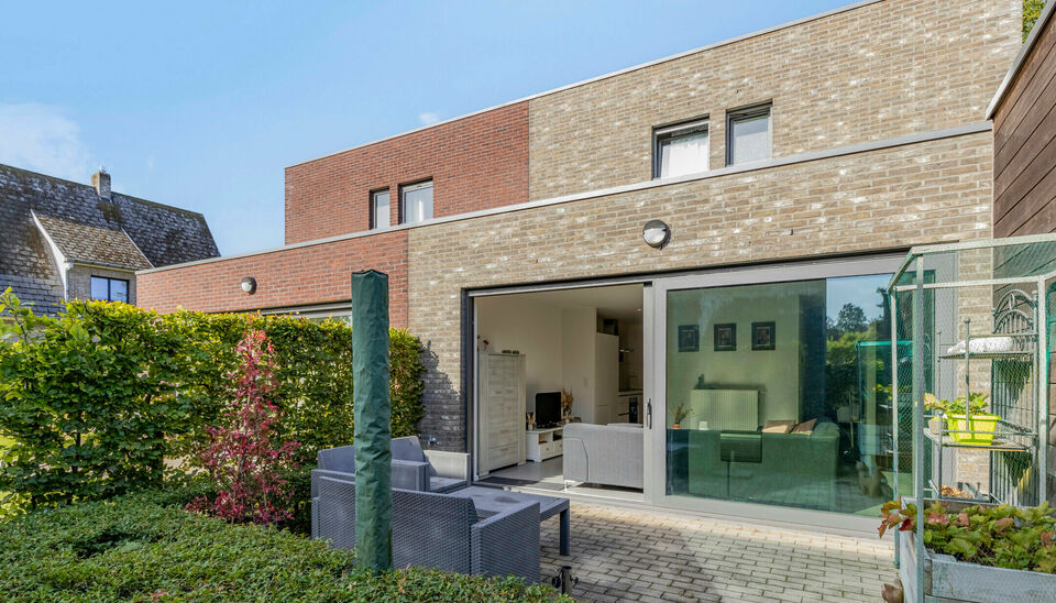 Charmante woning met 3 slaapkamers, ingerichte keuken en badkamer, gelegen op wandelafstand van het centrum van Nazareth. Naast een lichtrijke leefruimte en ruime berging beschikt de woning over een handige buitenruimte en een afzonderlijke garage. Ook hi